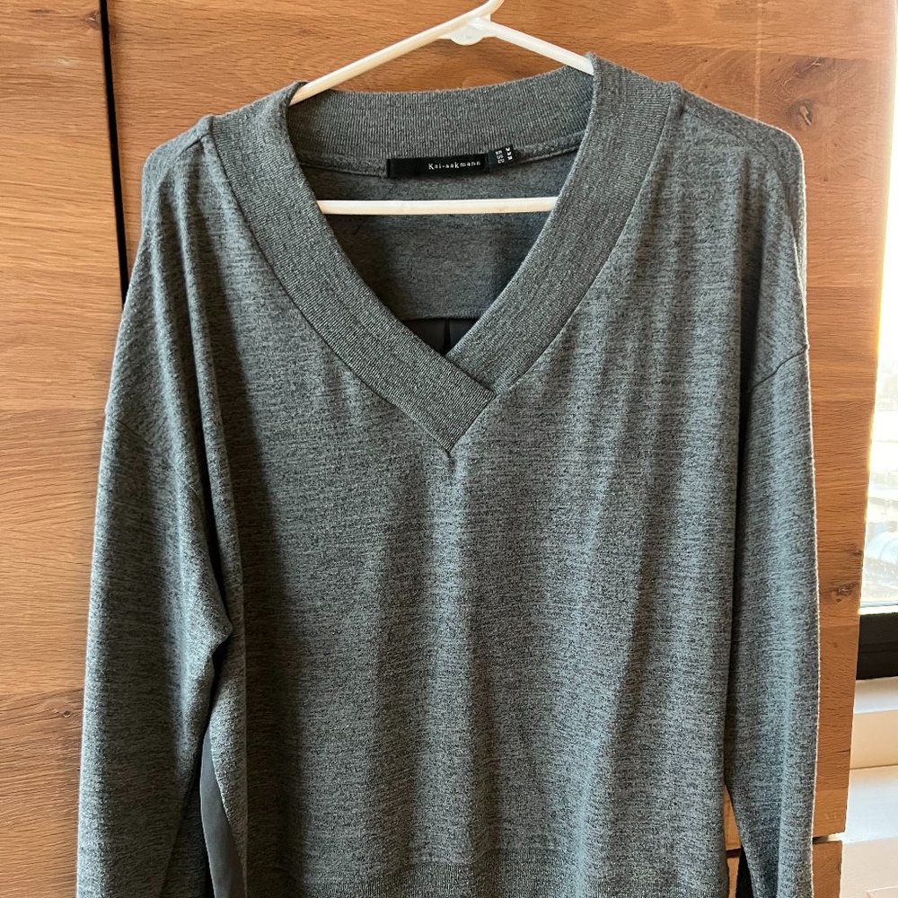 Kai-aakmann Women's Gray Asymmetrical V-neck Sweater M